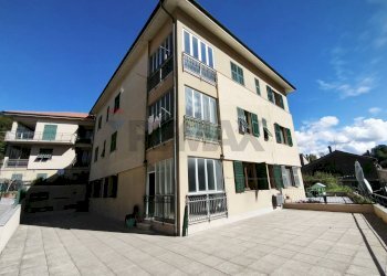 Edificio all\'aperto - Quadrilocale via XXIV Dicembre
 
7, Altare - foto 1