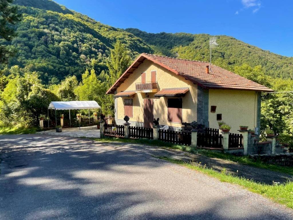 Facciata - Villa Frazione Salogni, Fabbrica Curone - foto 1