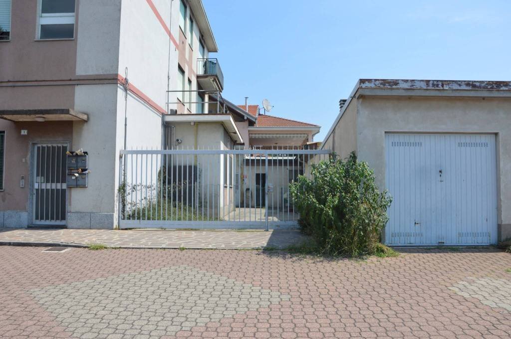 Cortile interno - Negozio via Giuseppe Giusti, 47, Somma Lombardo - foto 2