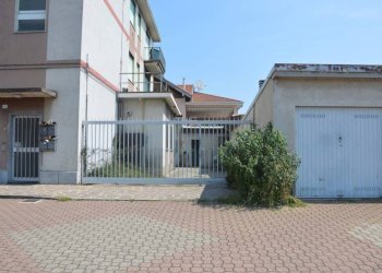 Cortile interno - Negozio via Giuseppe Giusti, 47, Somma Lombardo - foto 2