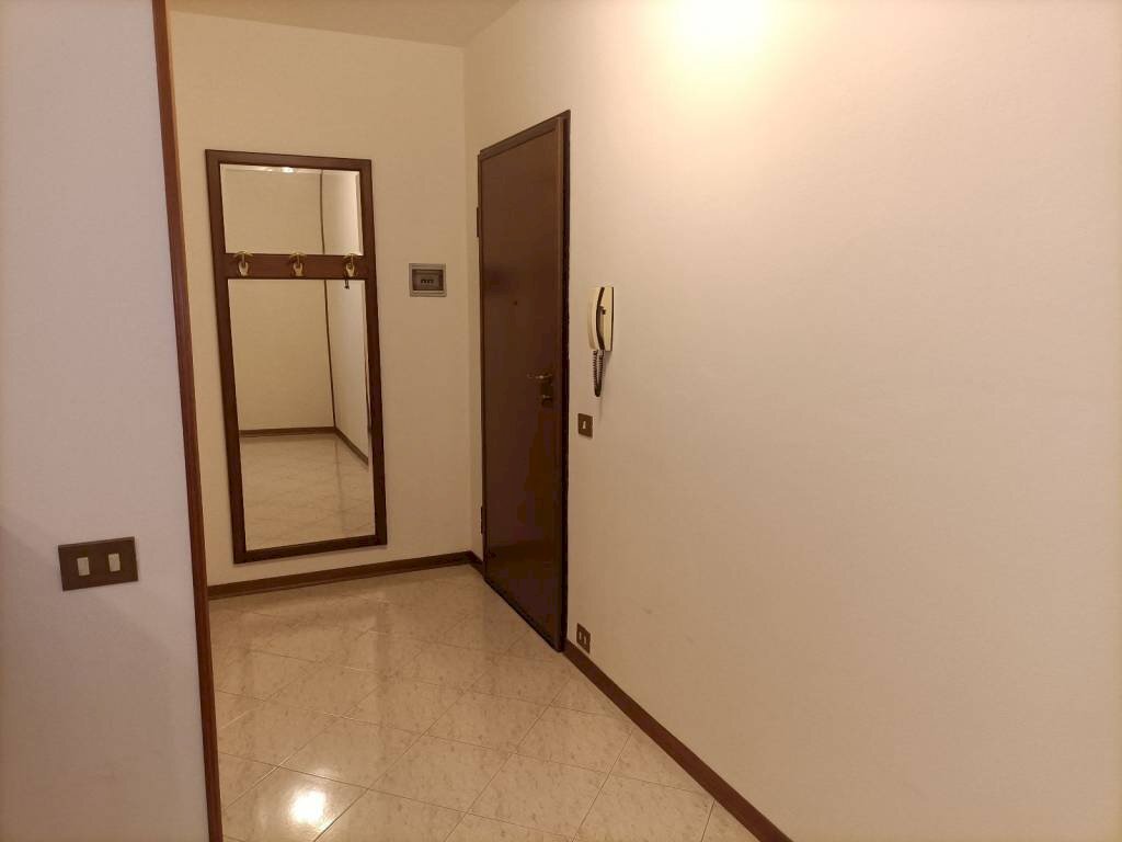Corridoio - Three-room apartment piazza Aldo Palazzeschi, Parma - photo 2