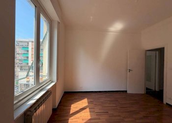 Camera da letto - Trilocale via Pasquale Berghini, Genova (zona Marassi) - foto 12