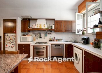 Cucina - Bilocale via Arizzano, 23, Roma - foto 13