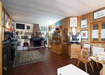 Sala da pranzo - Villa Via Delle Rose, Borgo Lagogemolo
 
55, Cassano delle Murge - foto 1
