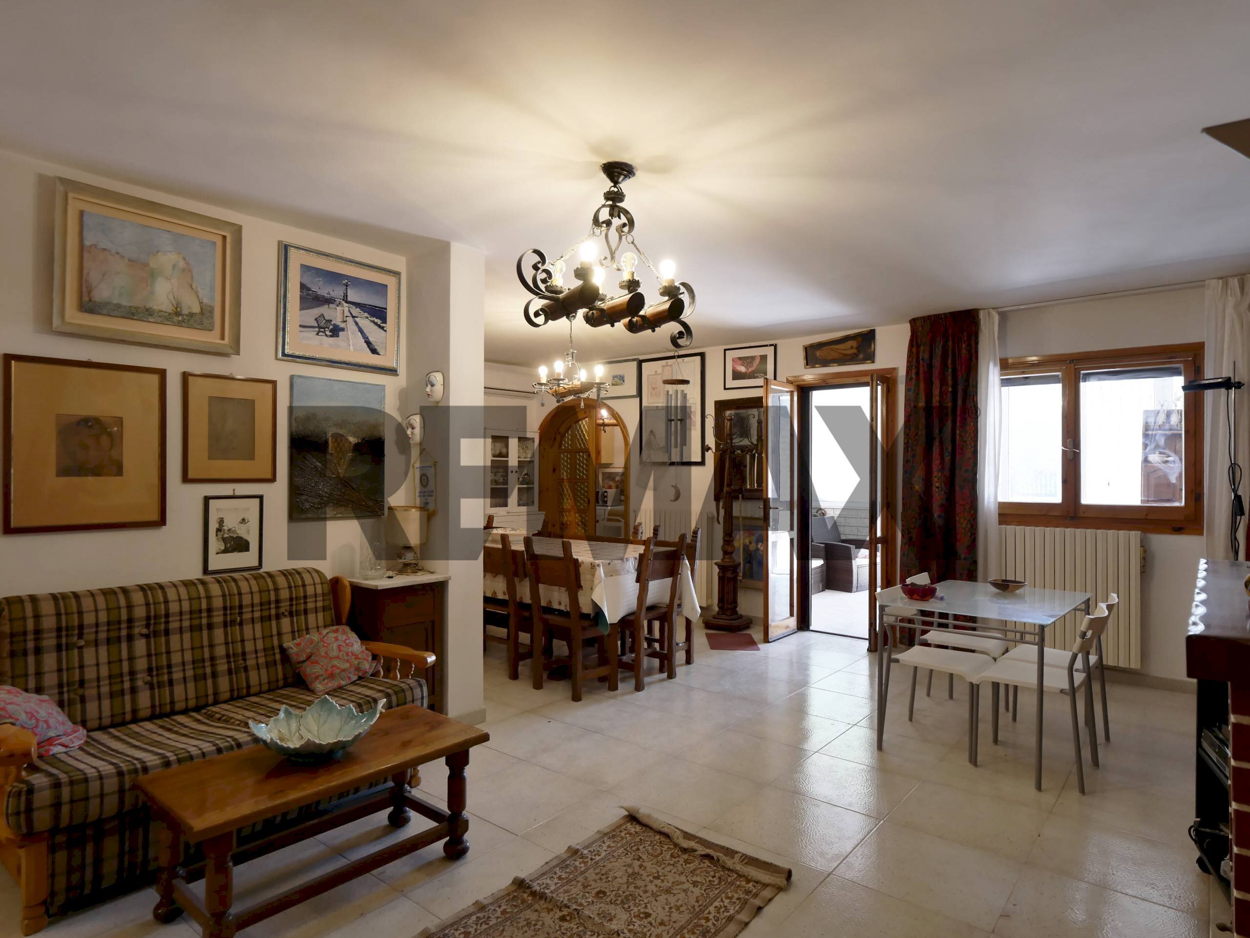 Sala da pranzo - Villa Via Delle Mimose, Borgo Lagogemolo
 
56, Cassano delle Murge - foto 1