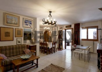 Sala da pranzo - Villa Via Delle Mimose, Borgo Lagogemolo
 
56, Cassano delle Murge - foto 1