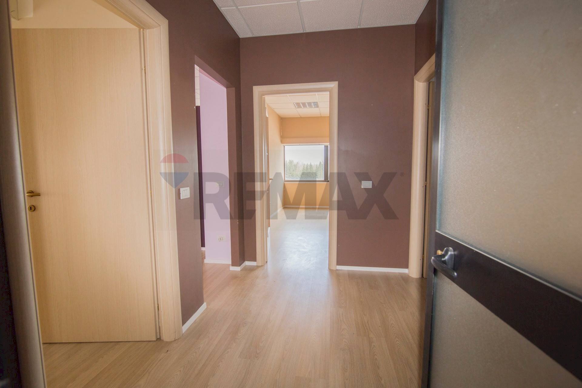 Hall / corridoio - Commercial Premises Via della Valtiera
 
229, Perugia - photo 1