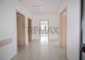 Hall / corridoio - Commercial Premises Via della Valtiera
 
229, Perugia - photo 14
