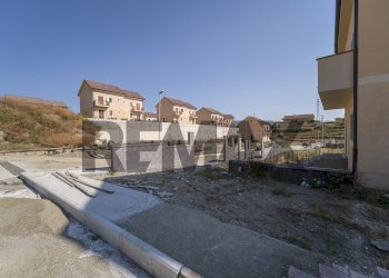 Edificio all\'aperto - Semi-detached house C/da Petrazza
 
5, Messina - photo 8