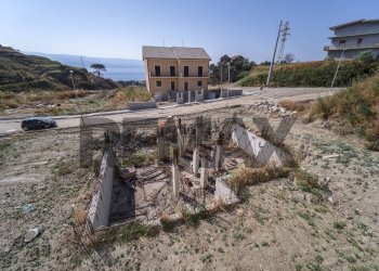 Vista delle montagne - Semi-detached house C/da Petrazza
 
5, Messina - photo 16
