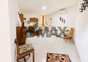 Sala da pranzo - Semi-detached house via Stingone
 
12, Ciorlano - photo 5