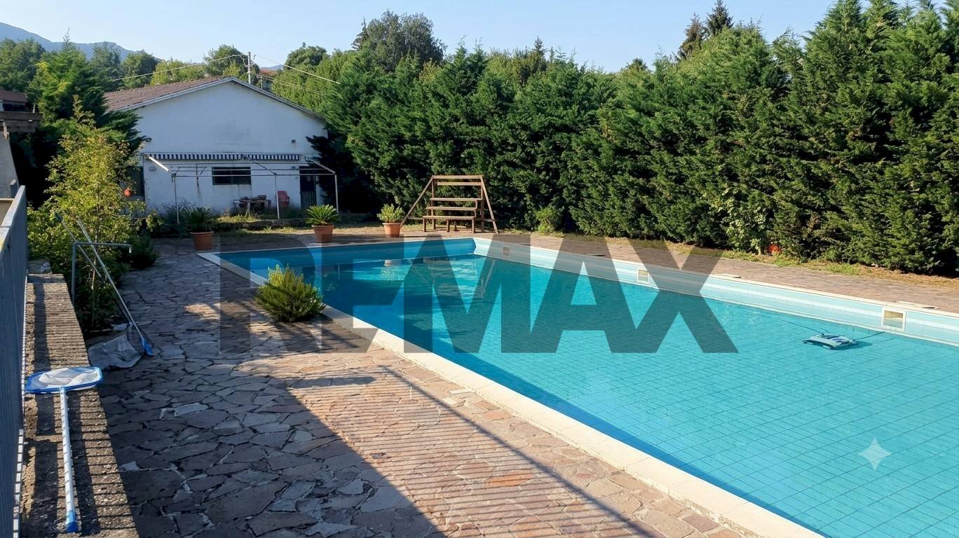 Piscina - Locale Commerciale Località Roccaprebalza
 
71, Berceto - foto 1