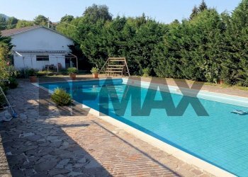 Piscina - Locale Commerciale Località Roccaprebalza
71, Berceto - foto 1