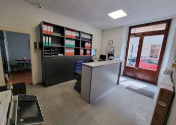Shop via Isonzo, Torino (neighborhood San Paolo) - photo 2