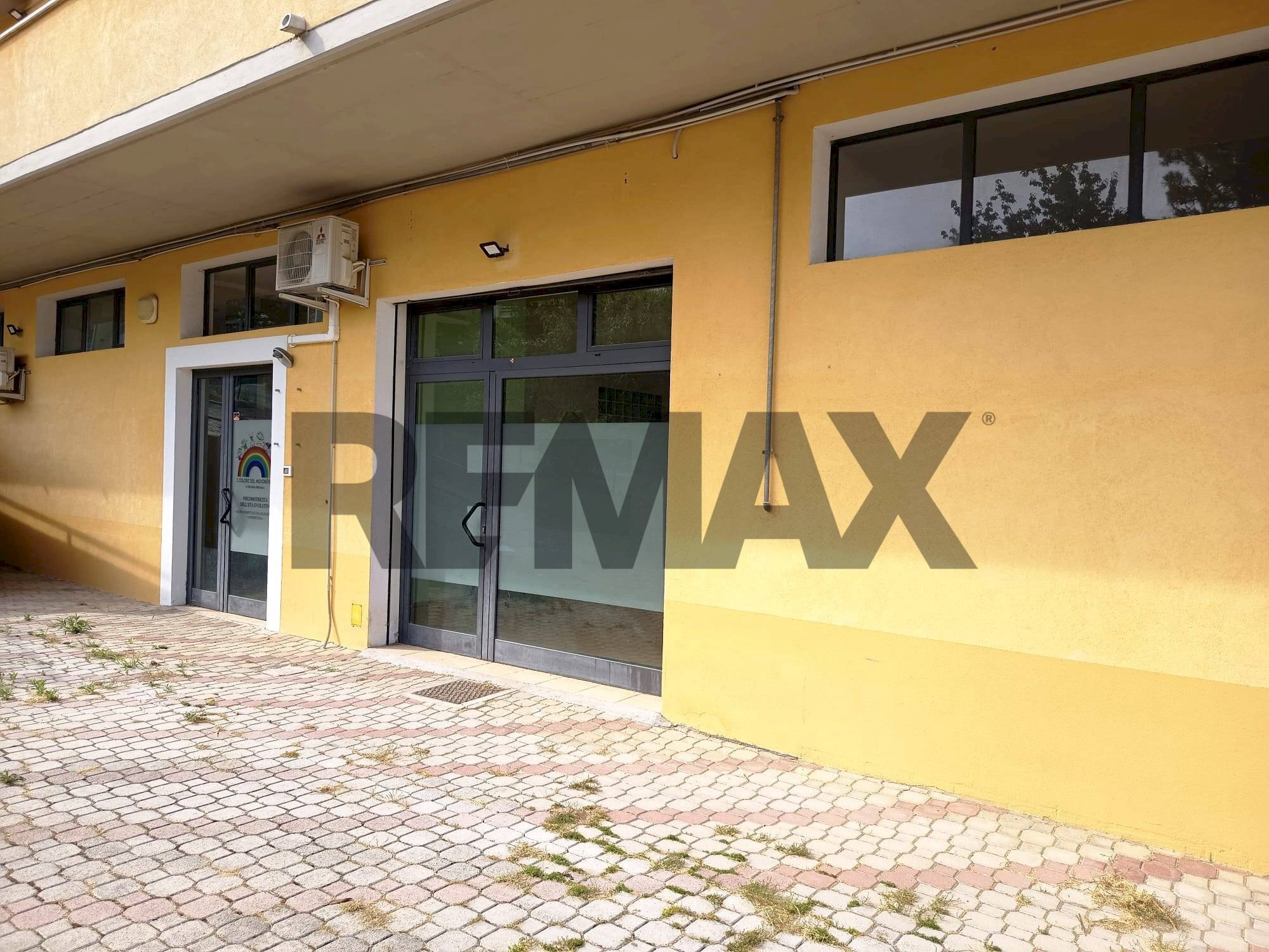 Edificio all\'aperto - Commercial Premises Via piane
69, Bucchianico - photo 3