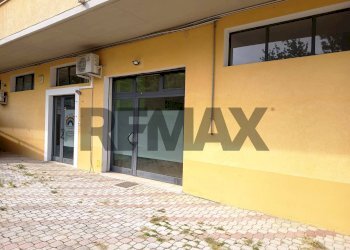 Edificio all\'aperto - Commercial Premises Via piane
69, Bucchianico - photo 3