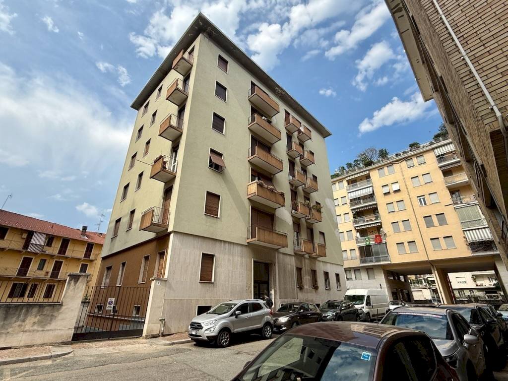 Facciata - Appartamento via Ignazio De Genova di Pettinengo, 6, Biella - foto 1
