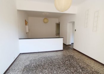Soggiorno - Four-room apartment Via Palestro, Genova (neighborhood Castelletto) - photo 3