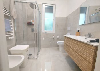 bagno ristrutturato - Four-room apartment Pietra Ligure - photo 4