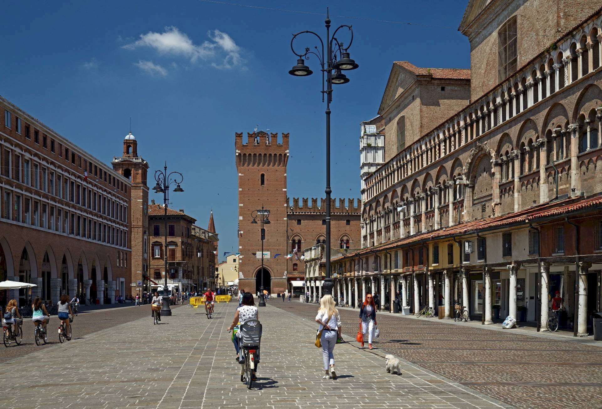 Foto 1 - Attività Commerciale Piazza Trento E Trieste, Ferrara - foto 1