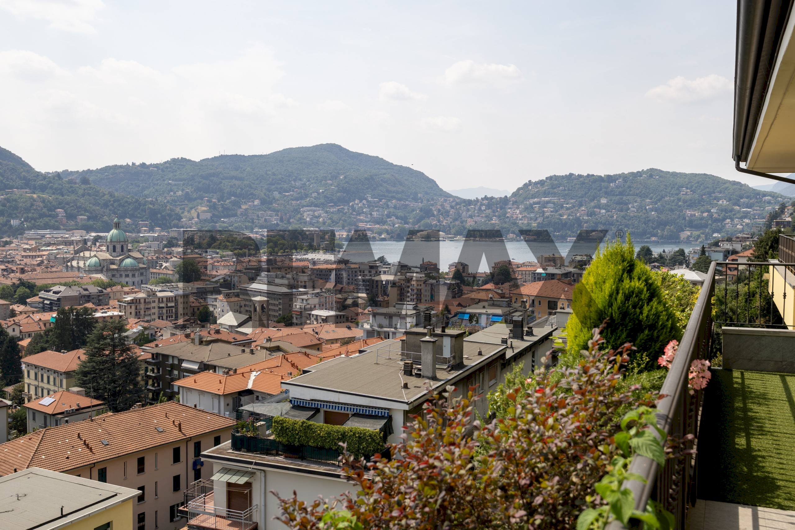 Vista delle montagne - Trilocale Via Francesco Crispi
 
43, Como - foto 3