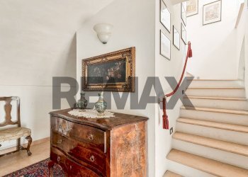 Le scale interne in travertino - Villa Via Borghetto
 
11, Piacenza - foto 14