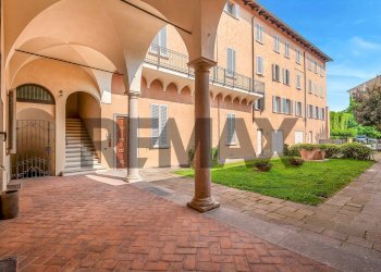 L\'ingresso dal chiostro del palazzo - Villa Via Borghetto
 
11, Piacenza - foto 23