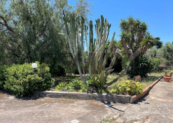 Giardino - Villa Via Garda
 
9, Melilli - foto 2