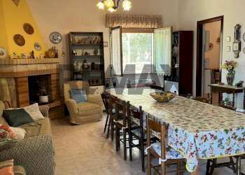Sala da pranzo - Villa Via Garda
 
9, Melilli - foto 15