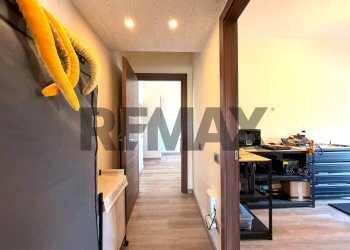 Hall / corridoio - Three-room apartment Via Rho
14, Milano - photo 16