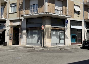 Edificio all\'aperto - Shop via Pisacane
23/A, Busto Arsizio - photo 1