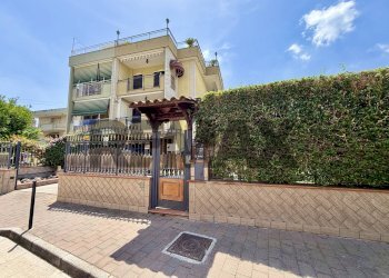Edificio all\'aperto - Villa TRAVERSA III CESARE PAVESE
 
64, Mugnano di Napoli - photo 72