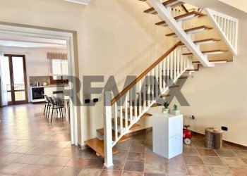 Scale - Villa Bifamiliare Via G.B. Cataldi
 
105, Terrasini - foto 14