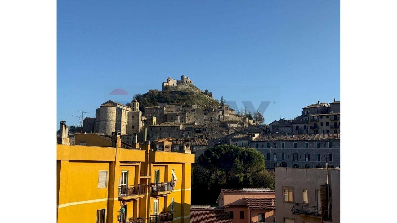 Edificio all\'aperto - Quadrilocale Via Braccianese Claudia
 
31, Tolfa - foto 1