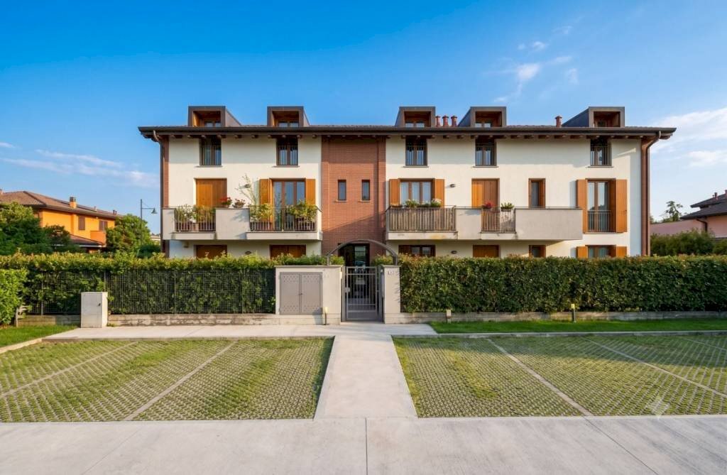 Facciata - Three-room apartment via Monte S. Martino, 21, Tradate - photo 1