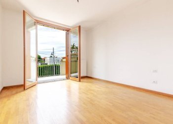Camera da letto - Three-room apartment via Monte S. Martino, 21, Tradate - photo 16