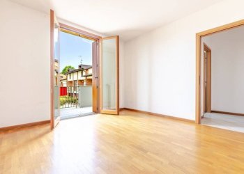 Camera da letto - Three-room apartment via Monte S. Martino, 21, Tradate - photo 23