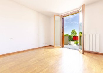 Camera da letto - Three-room apartment via Monte S. Martino, 21, Tradate - photo 24