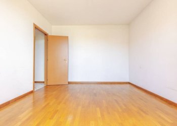 Camera da letto - Three-room apartment via Monte S. Martino, 21, Tradate - photo 25
