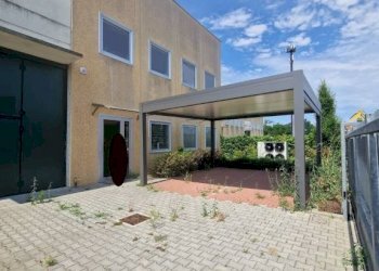 Cortile interno - Capannone via Monte Grappa, 40, Arese - foto 17