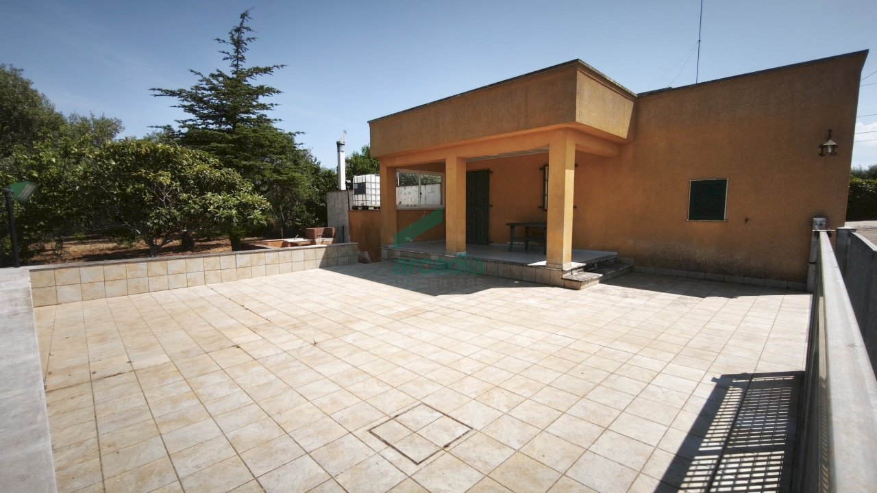 piazzale - Villa Bifamiliare KM 42 761, Locorotondo - foto 2
