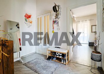 Hall / corridoio - Semi-detached house Via Nosè
 
4, Gavirate - photo 11