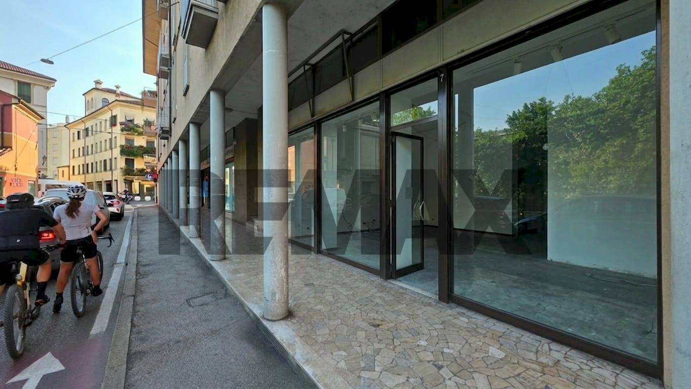 Edificio all\'aperto - Negozio viale margherita
 
7, Vicenza - foto 1