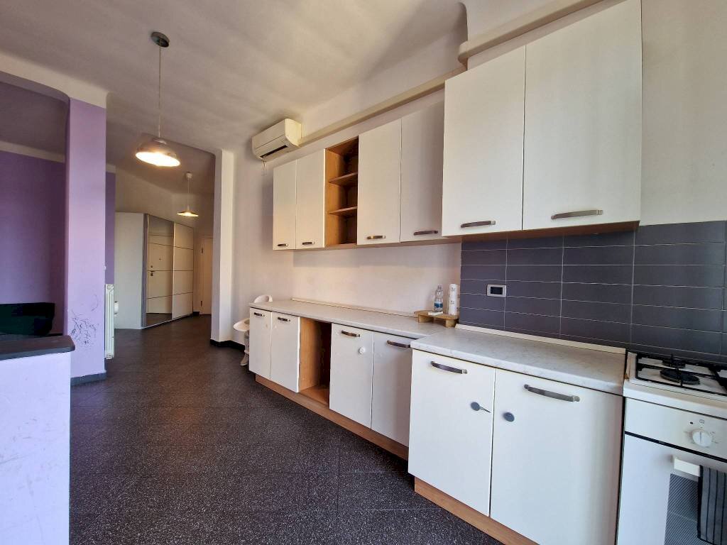 Cucina - Trilocale via Bonifacio, 1, Genova (zona Marassi) - foto 3