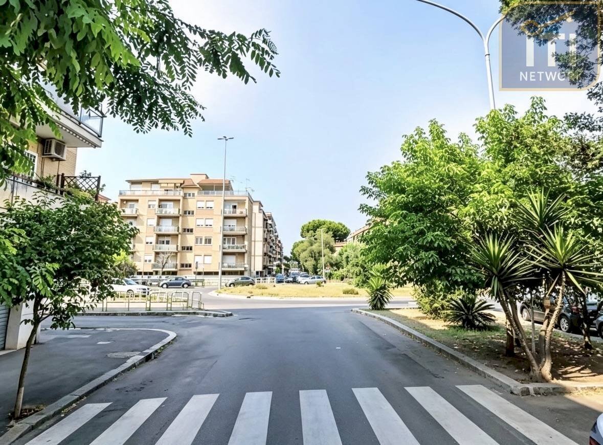 Foto 1 - Negozio Via Capo Spartivento, Roma - foto 1