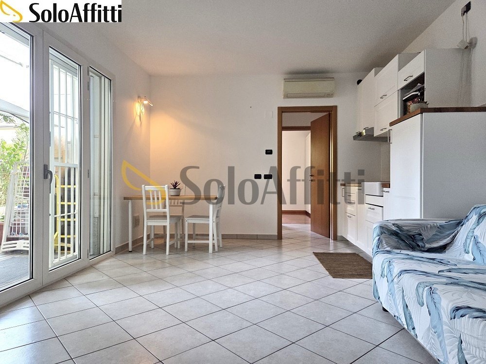 SOGGIORNO CON CUCINA A VISTA E USCITA SU GIARDINO - Bilocale Via Marzabotto 14, Paderno Dugnano - foto 2
