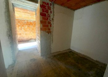 11.jpg - Portion of a house Avegno - photo 11