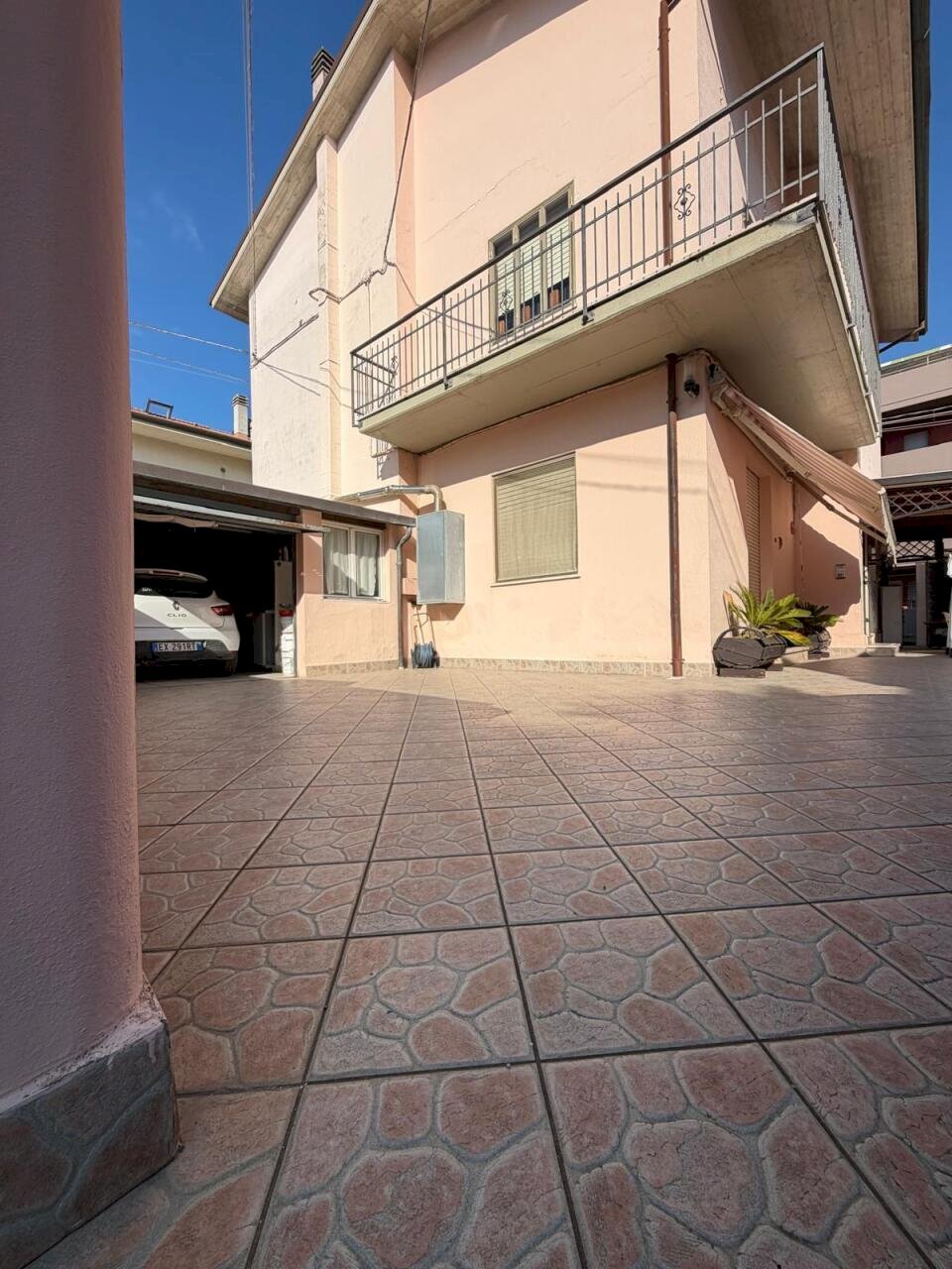 corte piastrellata - Villa Trifamiliare Senigallia - foto 2