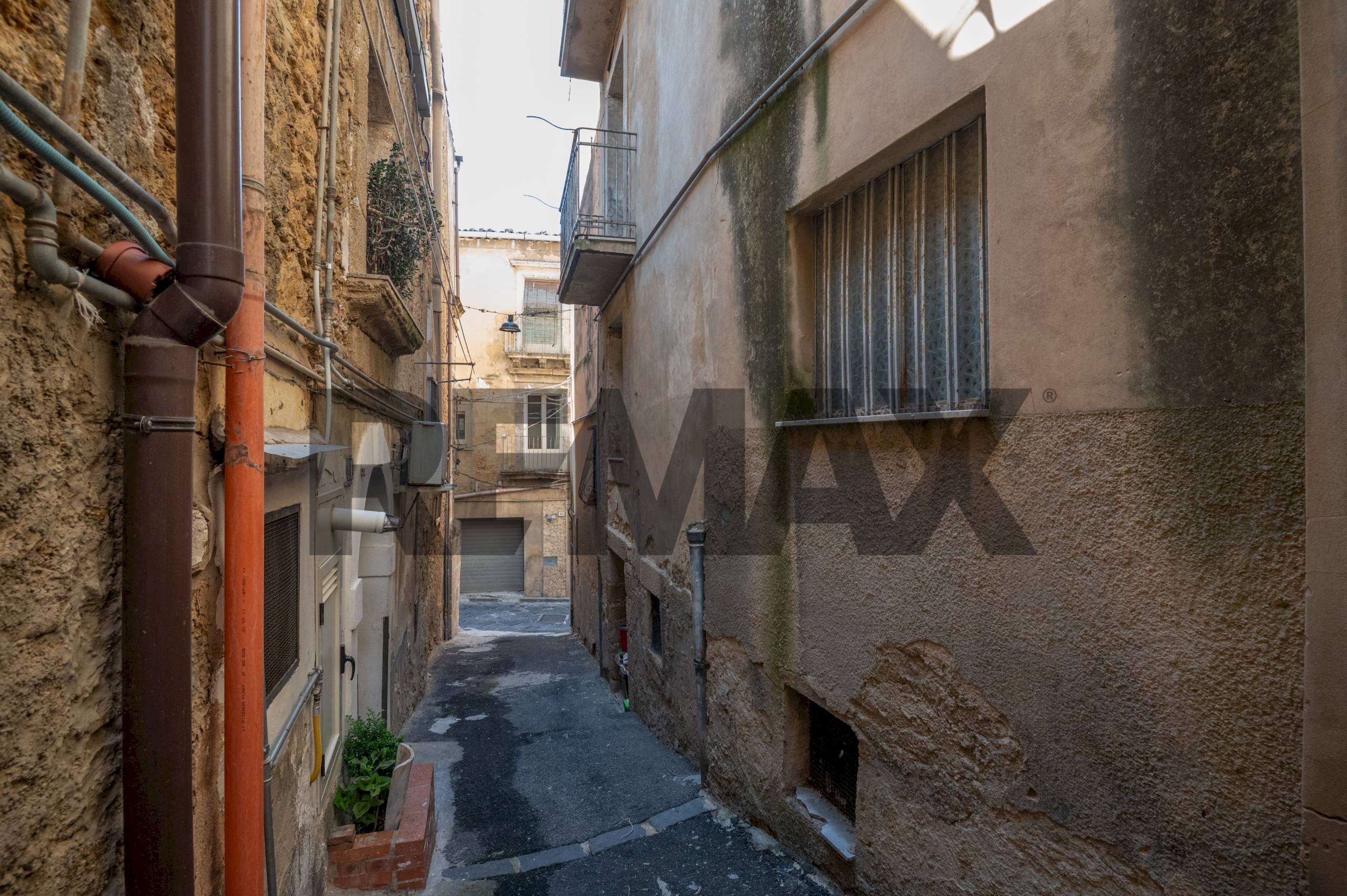 Edificio all\'aperto - Trilocale Via Favitta
16, Caltagirone - foto 2
