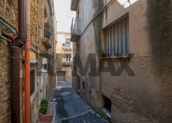 Edificio all\'aperto - Trilocale Via Favitta
 
16, Caltagirone - foto 2
